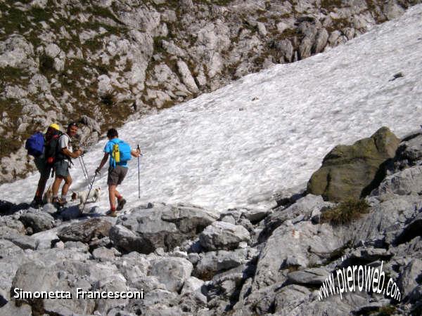 13 CLAUDIO, FULVIO, ELENA CON TEDDY E BIRBA SULLA NEVE.jpg